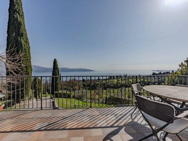 casa indipendente in vendita a Gargnano in zona Villa