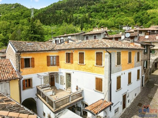 appartamento in vendita a Gargnano in zona Liano