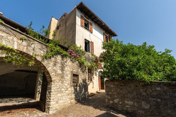 casa indipendente in vendita a Gargnano in zona Fornico