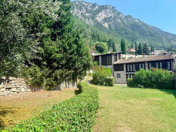 casa indipendente in vendita a Gargnano in zona Villa