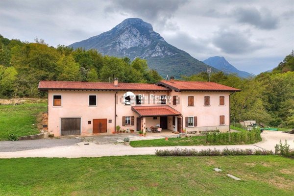 appartamento in vendita a Gargnano in zona Navazzo
