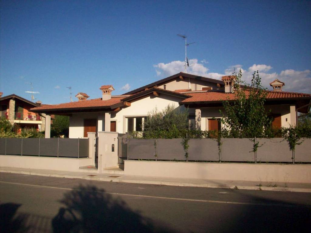casa indipendente in vendita a Ghedi in zona Ponte Rosso
