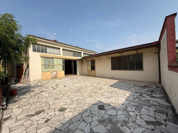 locale commerciale in vendita a Ghedi