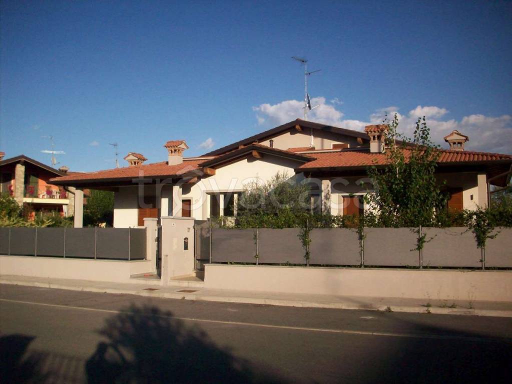 casa indipendente in vendita a Ghedi in zona Ponte Rosso