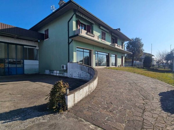 locale commerciale in vendita a Ghedi