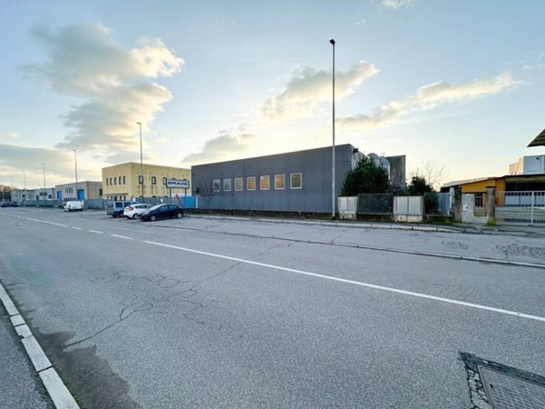 locale commerciale in vendita a Ghedi