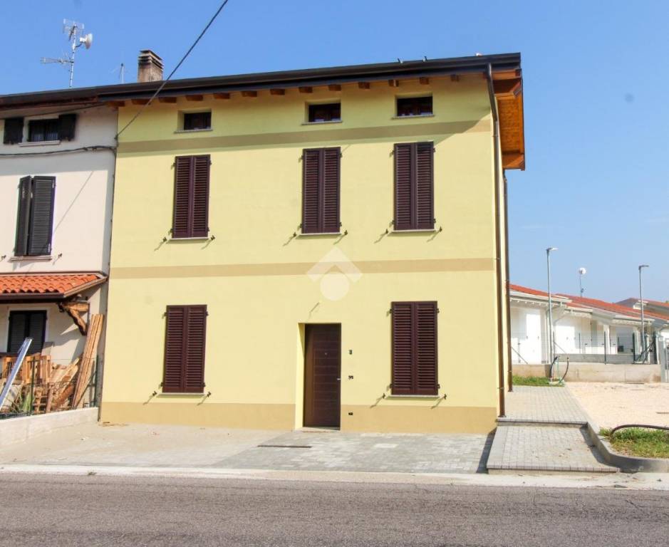 casa indipendente in vendita a Ghedi in zona Ponte Rosso