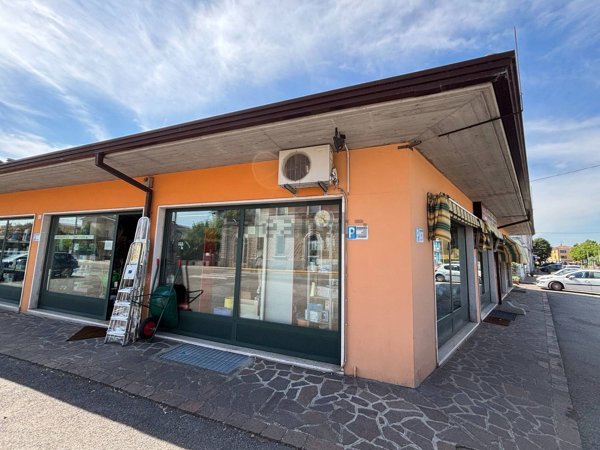 locale commerciale in vendita a Ghedi in zona Belvedere