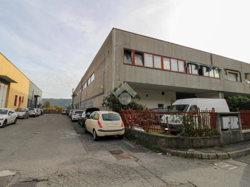 locale commerciale in vendita a Gussago in zona Piazza