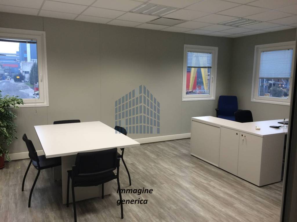locale commerciale in vendita a Gussago in zona Mandolossa