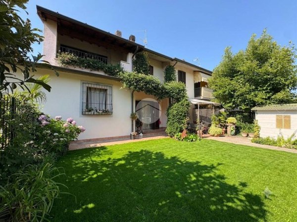 casa indipendente in vendita a Gussago in zona Villa