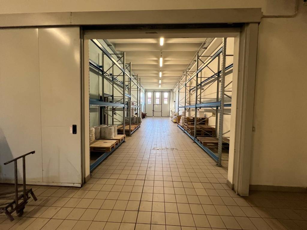 locale commerciale in vendita a Gussago in zona Mandolossa