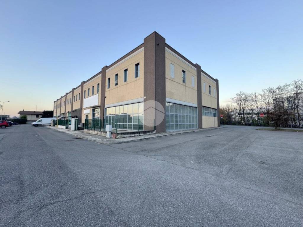 locale commerciale in vendita a Gussago