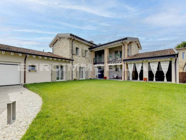 casa indipendente in vendita a Gussago in zona Villa
