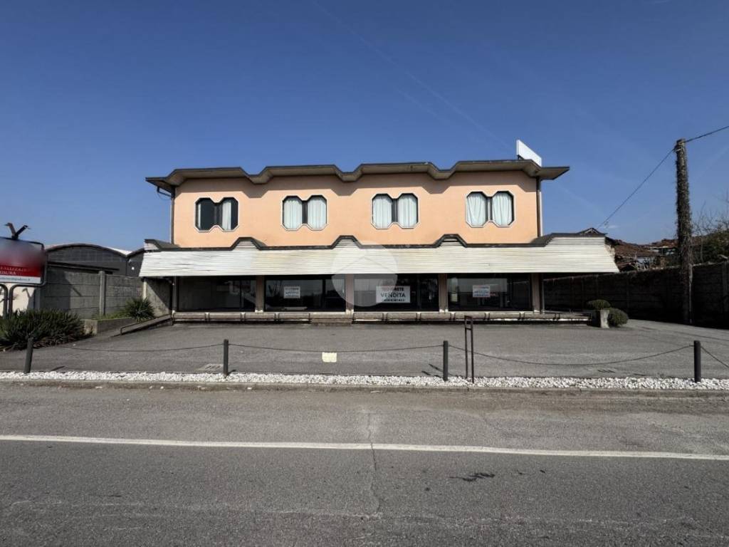 locale commerciale in vendita a Gussago in zona Mandolossa