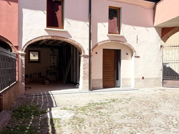 casa indipendente in vendita a Gussago in zona Piazza