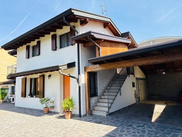 casa indipendente in vendita a Gussago in zona Mandolossa