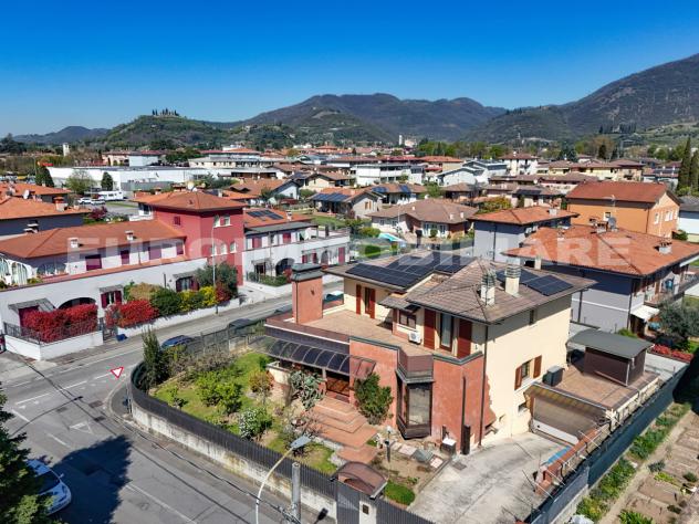 casa indipendente in vendita a Gussago in zona Villa