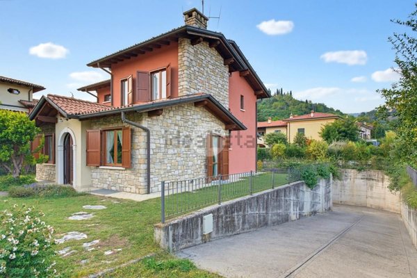 casa indipendente in vendita a Gussago in zona Villa