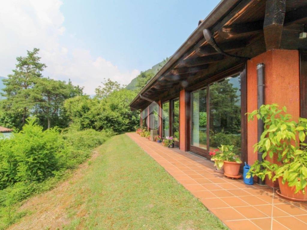 intera palazzina in vendita ad Idro in zona Vesta