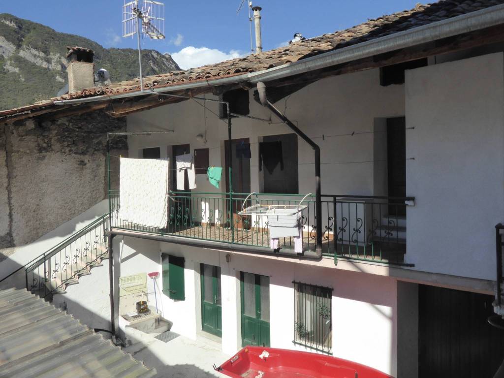 appartamento in vendita ad Idro in zona Crone