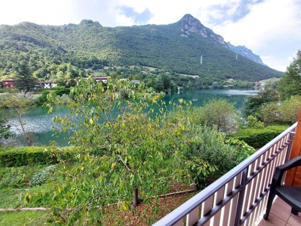 intera palazzina in vendita ad Idro in zona Crone