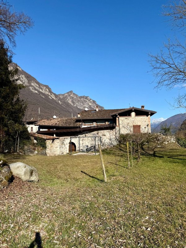 casa indipendente in vendita ad Idro in zona Crone
