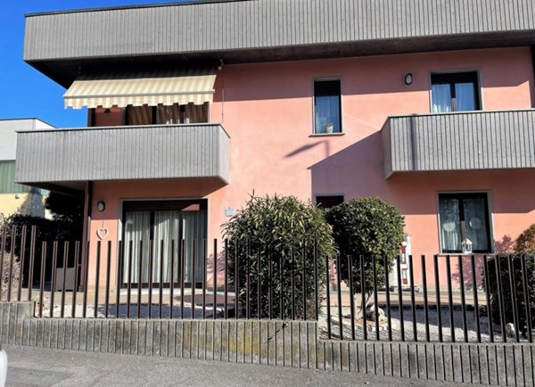 locale commerciale in vendita ad Iseo in zona Cremignane