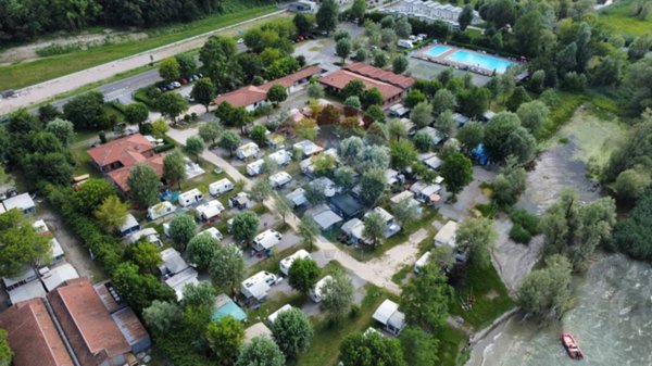 locale commerciale in vendita ad Iseo