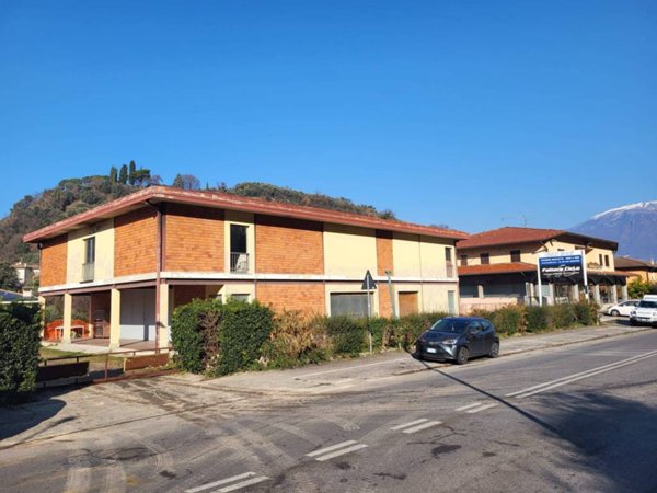 locale commerciale in vendita ad Iseo