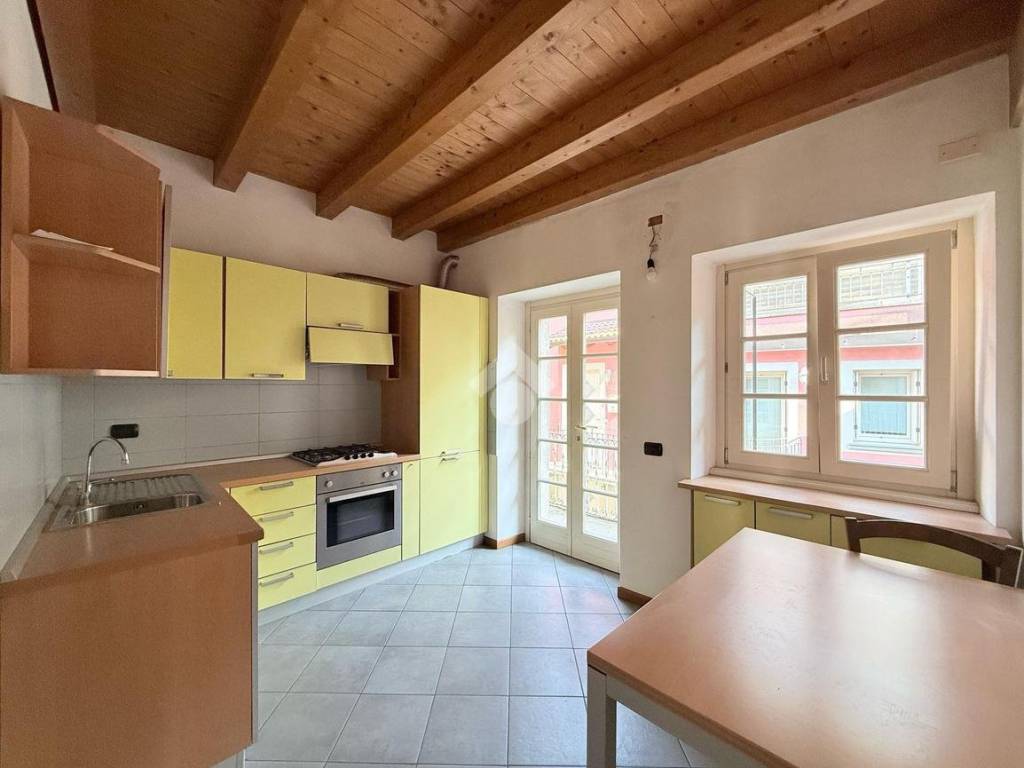 casa indipendente in vendita ad Iseo in zona Covelo