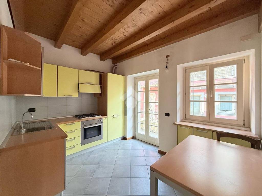casa indipendente in vendita ad Iseo in zona Covelo