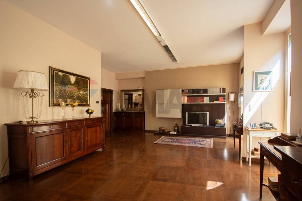 locale commerciale in vendita ad Iseo