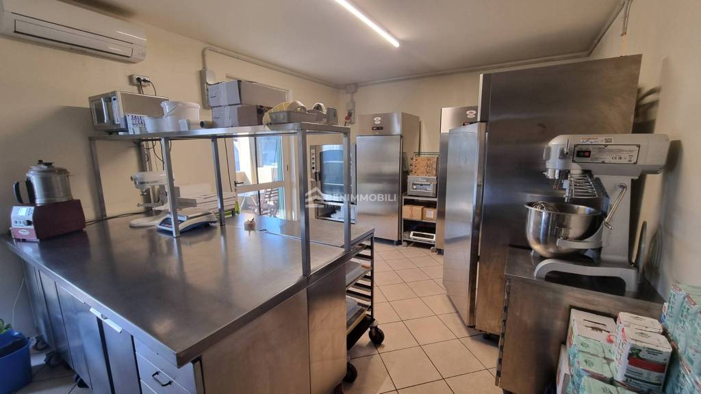 negozio in vendita ad Iseo in zona Covelo