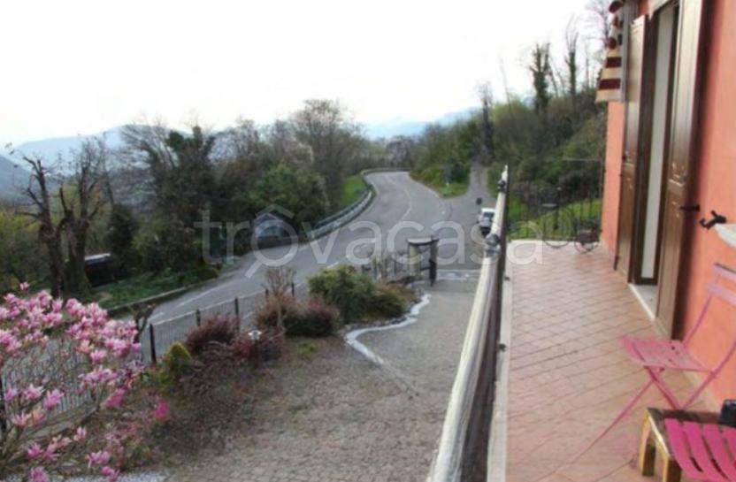 casa indipendente in vendita ad Iseo in zona Covelo