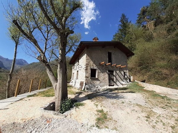 casa indipendente in vendita a Lavenone