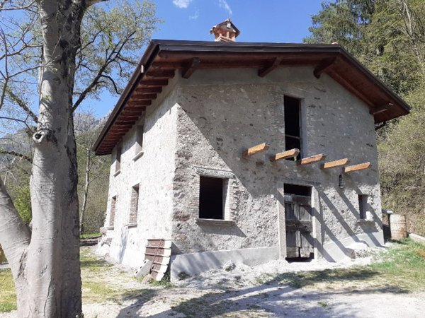 casa indipendente in vendita a Lavenone