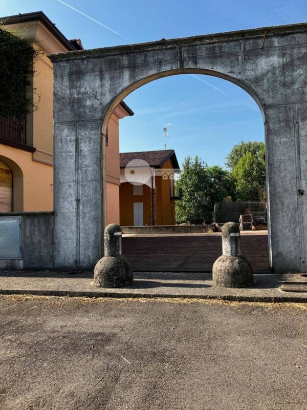 locale commerciale in vendita a Leno
