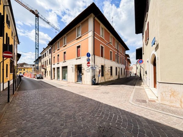locale commerciale in vendita a Leno