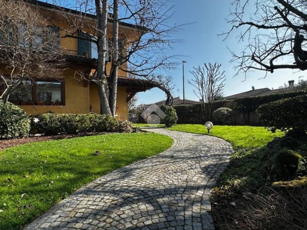 casa indipendente in vendita a Leno