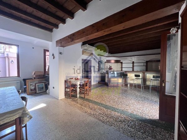 locale commerciale in vendita a Leno