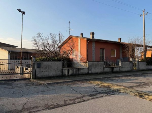 casa indipendente in vendita a Leno