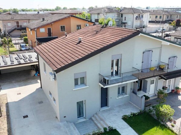 casa indipendente in vendita a Leno