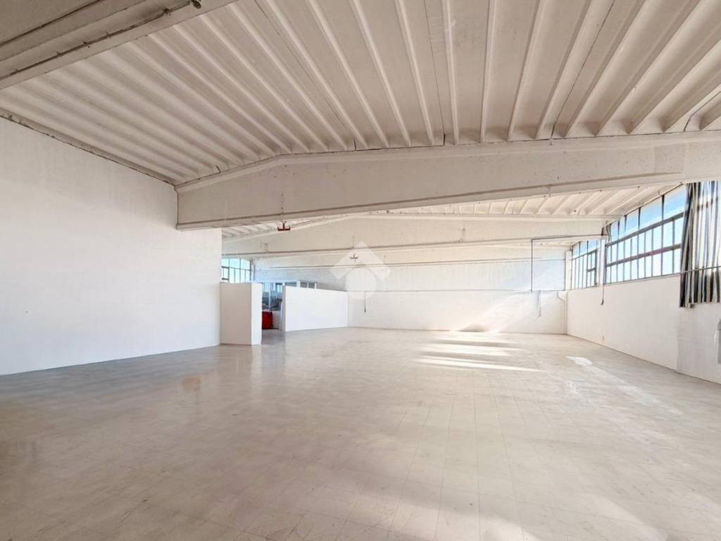 locale commerciale in vendita a Leno
