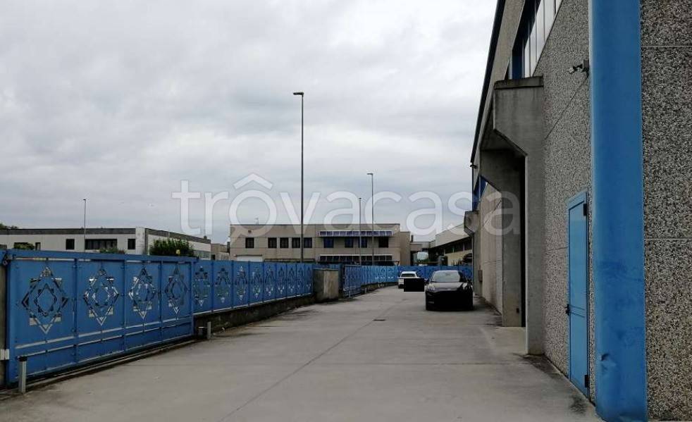 locale commerciale in vendita a Leno