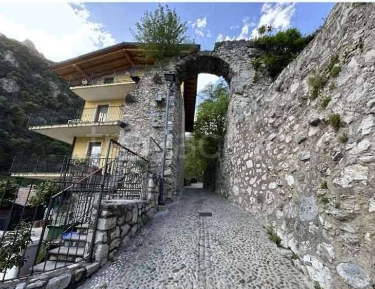 casa indipendente in vendita a Limone sul Garda