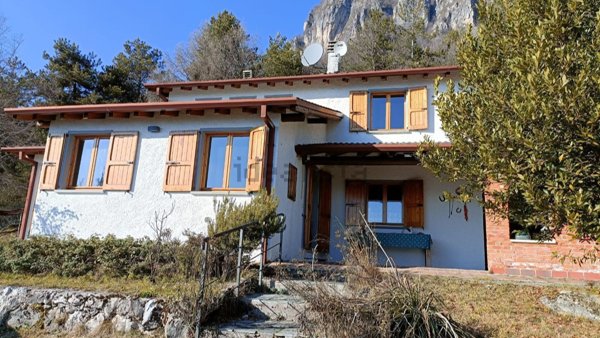 casa indipendente in vendita a Lodrino