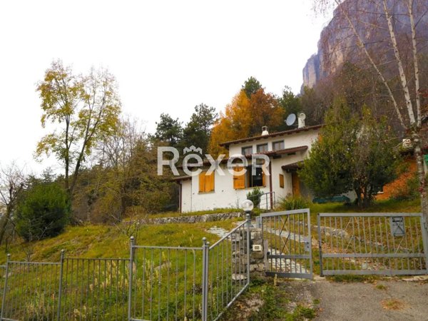 casa indipendente in vendita a Lodrino