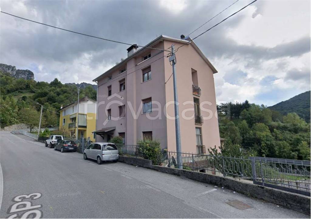 casa indipendente in vendita a Lodrino in zona Invico