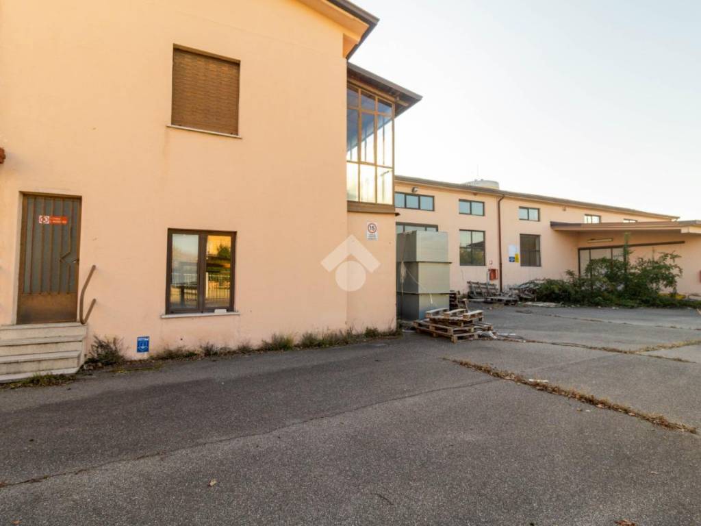 locale commerciale in vendita a Lonato del Garda